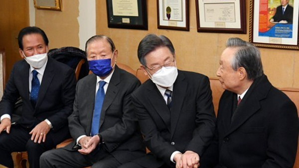 동교동계 원로 찾은 이재명 "민주당 거목이자 뿌리인 DJ 정신 실천"