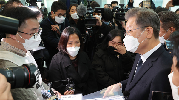 김용균 모친 만난 이재명 "함께 해달라" 호소에 "제 몸에 박혀있다"