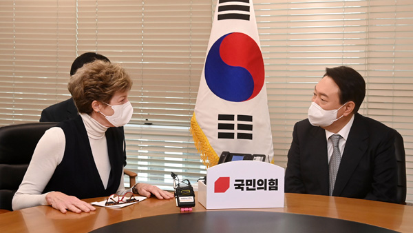 심은경 대사 만난 윤석열 "덕분에 한미관계 튼튼"