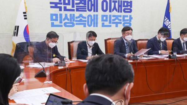 민주 "100조 지원 김종인 하루 만에 발 빼소상공인 두번 울려"