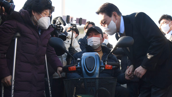 장애인본부 출정식 간 "정책은 책상에서 나오지 않아"