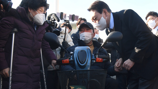 "장애우" 표현안내견 만져 논란 "차별의 언어로 장애인에 상처"