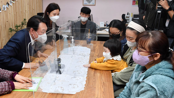 윤석열 "한부모 가정 지원 기준 중위소득 50100 높여야"