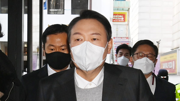 윤석열 " 호주까지 가서 셀카"탁현민 "야당 사악한 논평 외교 결례"