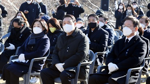 윤봉길 의사 추모식 나란히 참석 가벼운 악수만