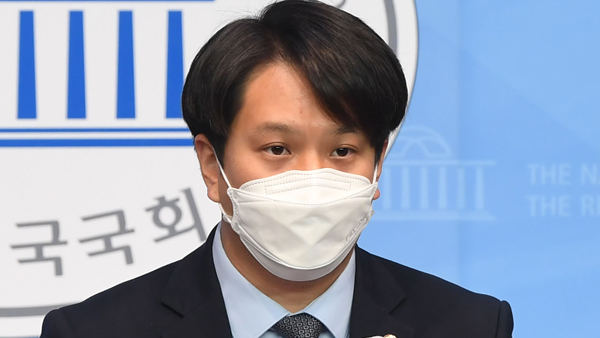 전용기 " 정치철학 저열선대위는 쓰고 버리는 떴다방인가"