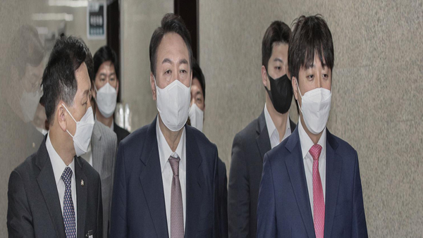 윤석열 "누구도 평론가 돼선 곤란"이준석 "당대표 제언을 평론 취급"