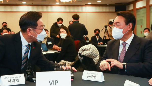 "머리 좀 심었나" "염색만"행사장서 머리 스타일 대화