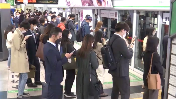 "잠든 척 하면서 여성 신체를"…현직 경찰관이 전철 성추행범 검거