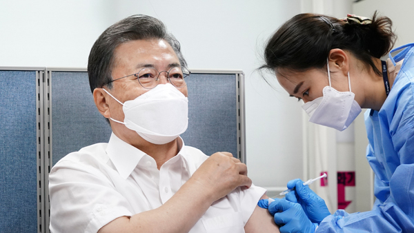 "문 대통령, 맹물을 백신인 척 바꿔치기?"…허위조작정보 내사 착수