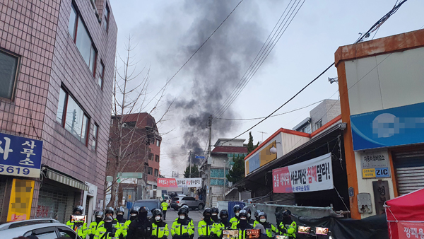 법원 집행관 향해 '화염병 투척'…사랑제일교회 신도 3명 구속 송치
