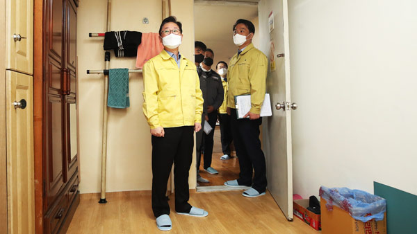 박범계 "불법체류자도 비자없이 코로나 검사 가능"