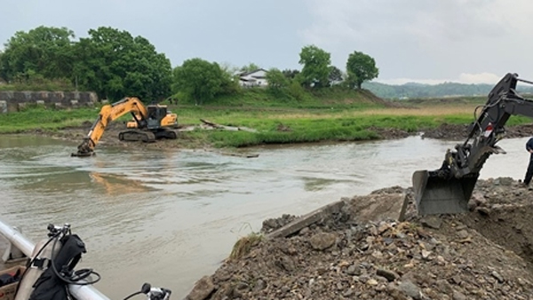 굴착기 쓰러져 하천에 빠진 작업자, 하루만에 숨진 채 발견
