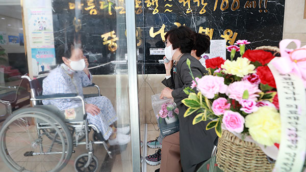 백신 2차 접종 마치면 6월부터 요양병원 대면면회 가능