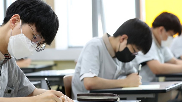 '접종하려고 모평 지원' 현실됐나…학원 시험접수 절반 25세 이상