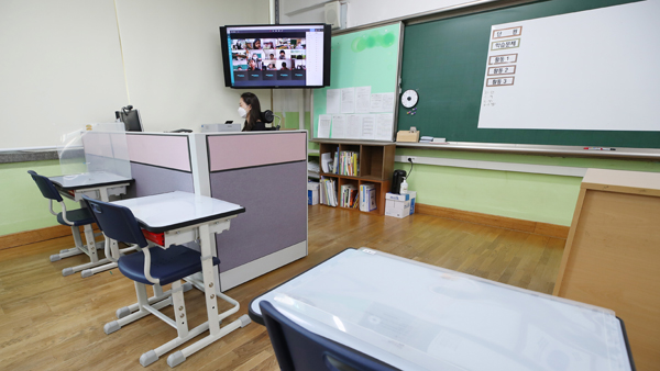 수도권 전면 원격수업 첫날.…10곳 중 9곳 등교 안 해