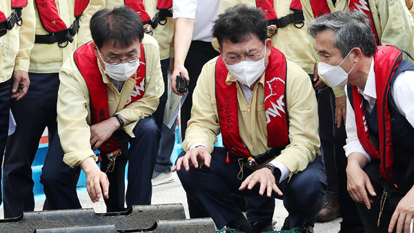 송영길 민주당 대표, 집중호우 피해 양식장 방문