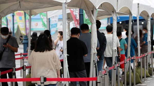 4차 대유행속 20∼30대 젊은 확진자 급증 비상…10대도 4주째 증가