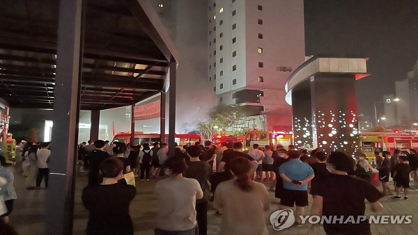 "차량 666대 태운 천안 아파트 주차장 화재 당시 소방설비 차단"