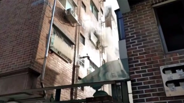 구로구 SH 임대주택에서 화재로 주민들 대피..2명 부상