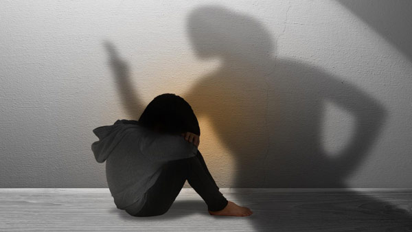 "아이 귀에 멍이 있다"‥유치원 신고로 엄마 입건