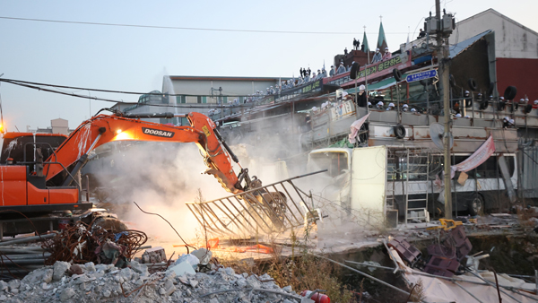 사랑제일교회 강제철거 시도에 소화기 뿌리며 충돌..7명 부상