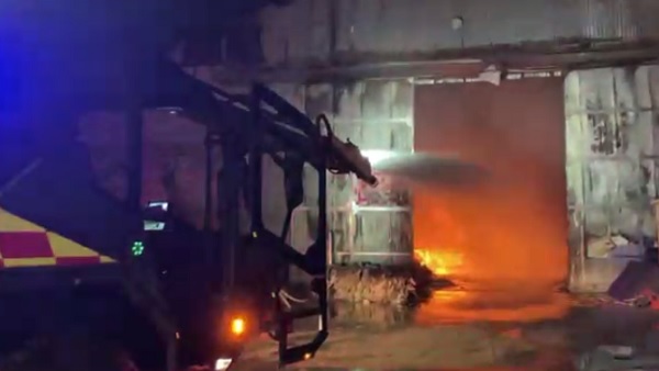 경남 거제 폐기물 공장 화재로 전소…8시간째 진화 중