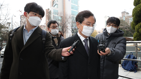 윤갑근, '술접대 검사 지목' 김진애 상대 손배소 패소‥면책특권 인정