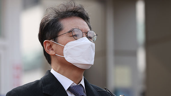 '라임 로비' 윤갑근 전 고검장 2심서 무죄로 석방