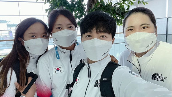 여자골프 선수단 도쿄 도착…2연패 도전