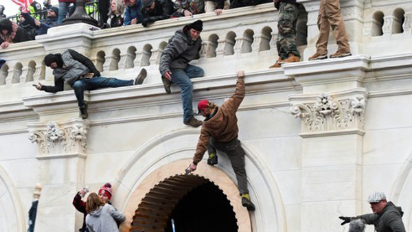 "美 공화당 지지자 45%가 의사당 난동에 동조"