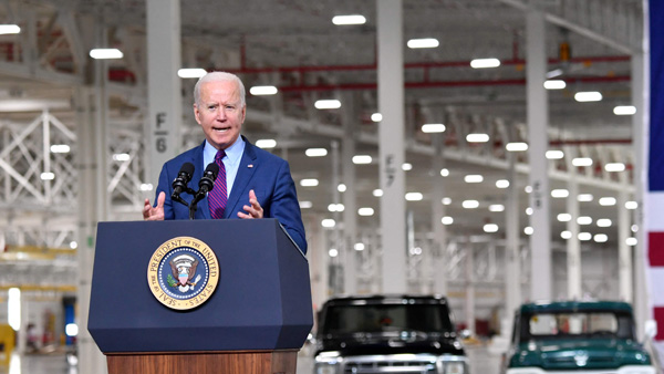 포드 신형 전기차 시승한 바이든 "중국이 이기게 놔두지 않겠다"