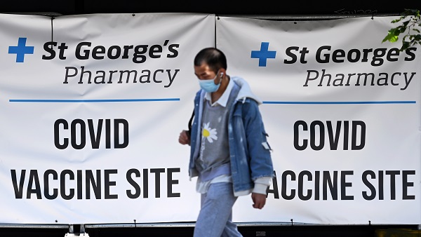 백신 맞아도 해외여행 어렵네…영국, 국경통제 강화