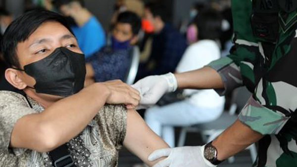 중국산 백신 하루에 2번 맞은 인니 남성, 확진 후 사망