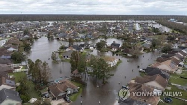 미 허리케인 최소 4명 사망…"전기 끊겼고 식수도 부족"
