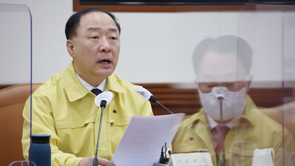 홍남기 "유류세 30% 인하 여부 등 추가대책 내달 5일 확정"