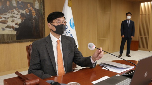 금통위 "환율이 물가 추가상승 압력‥통화정책 대응강도 높여야"