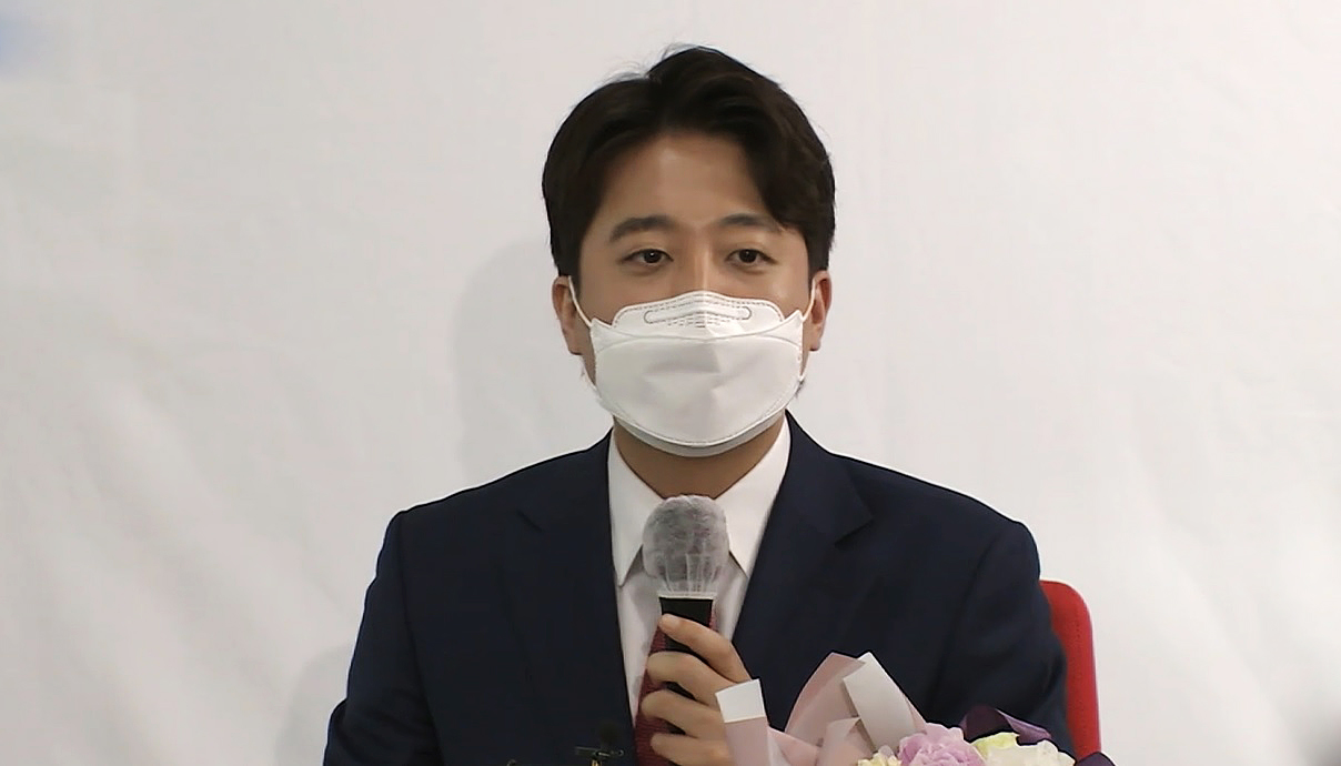 이준석, '페미니즘 발언' 이재명에 "복어알 한 숟가락 입에 넣는 과정"