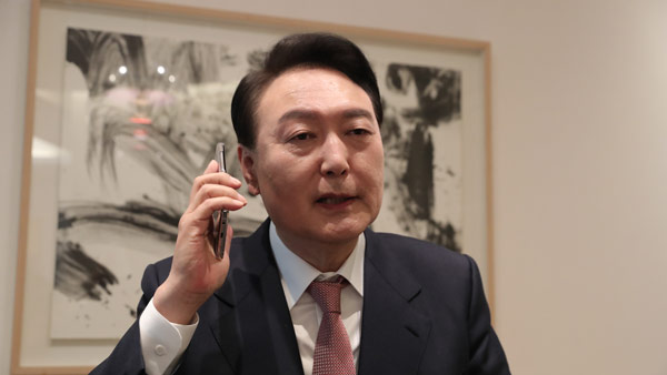 바이든 "백악관 방문해달라" 尹 당선인 "조만간 뵙길"