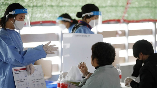 오후 9시까지 30만 6334명 확진‥어제보다 2만 2천여명 적어