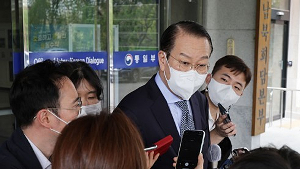 새 정권 실세 "Anything but 문재인은 아니다"