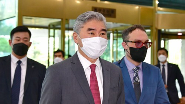 새 정권 실세 "Anything but 문재인은 아니다"