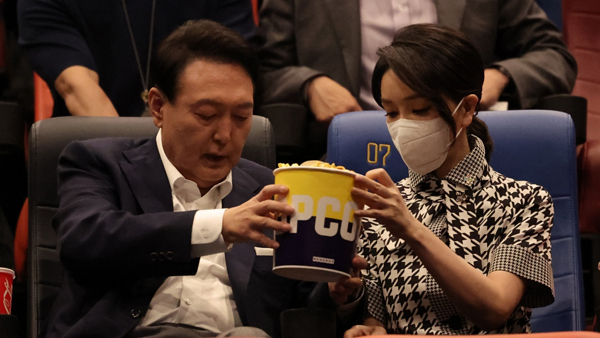 윤 대통령 부부, 팝콘 먹으며 '브로커' 관람‥"시민과 어울릴 것"