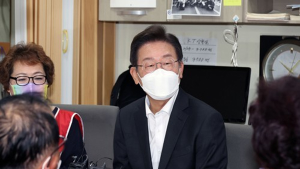 이재명, 연세대 청소노동자 찾아 "노동자들 인간다운 대우·보상 받아야"