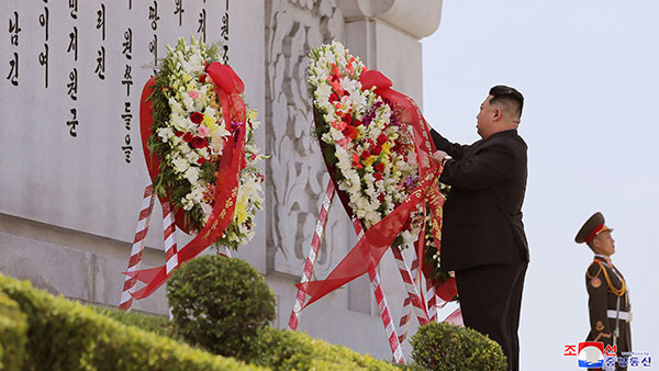 김정은, 북중 우의탑 헌화‥"북중친선 계승 발전될 것"