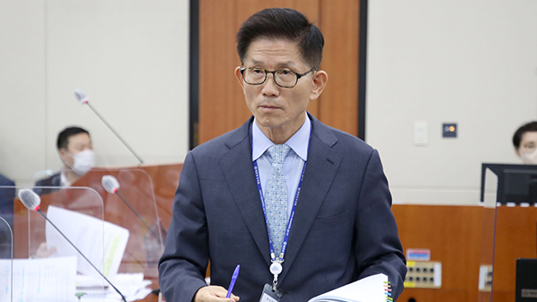 김문수 '윤건영 종북' 발언에 환노위 중단-재개 반복