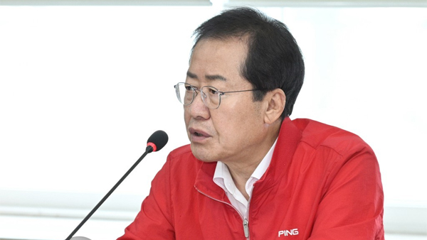 홍준표 "문재인, 개 3마리도 건사 못하나" 정진석 "문 대통령이 계속 키워야"