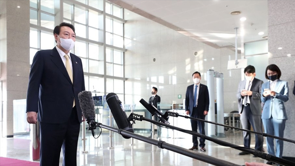 윤 대통령 출근길 회견 공간에 나무 가림벽 등장