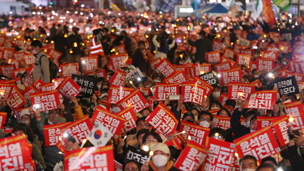 윤 대통령 퇴진 촛불집회 야당 의원들 참석에 국민의힘 맹비난