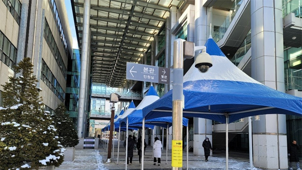 '방역수칙 어기고 1박2일 여행'‥수원시청 공무원 무더기 코로나19 확진